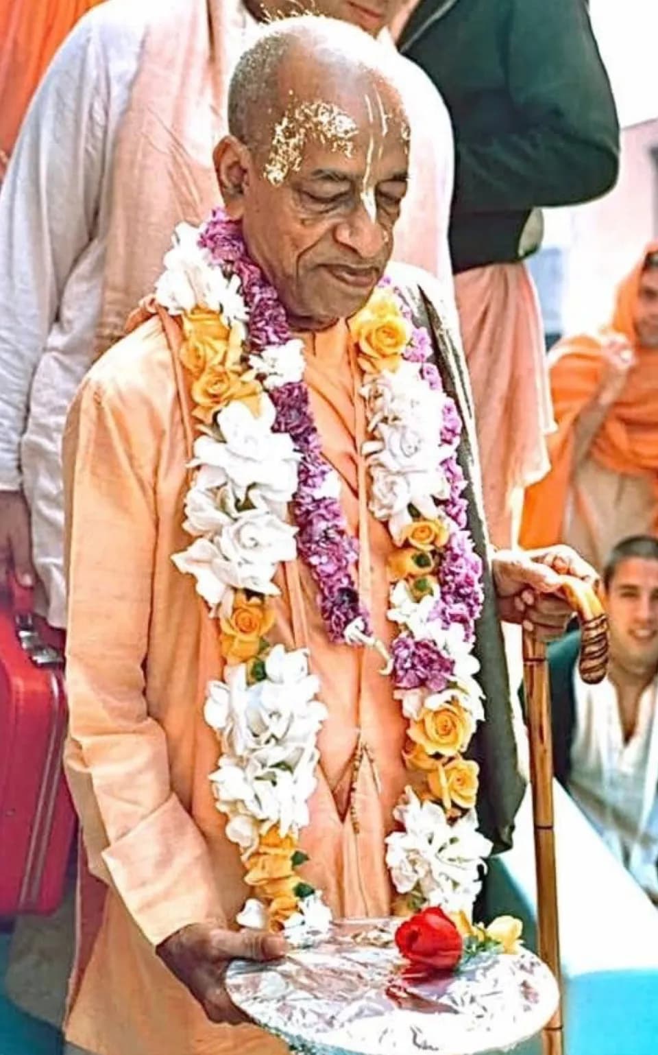 फूल-मालाओं से सुशोभित श्रील प्रभुपाद