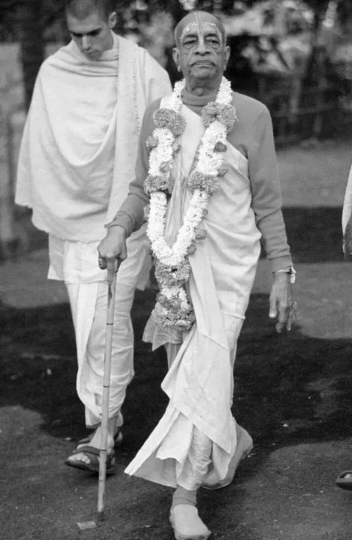 रजनीगन्धा और गेंदे की माला पहने श्रील प्रभुपाद